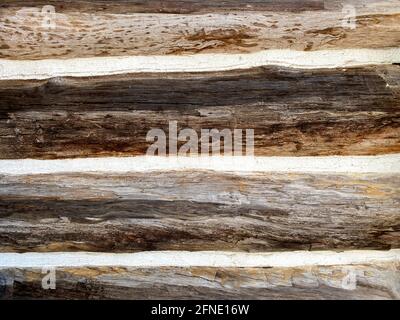 Nahaufnahme der alten Waldcamping Holzfäller Hütte mit Retro-Mörtel im Vintage-Look Stockfoto
