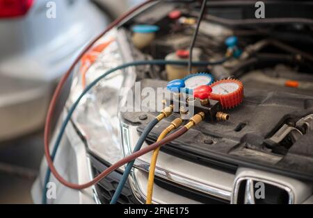 Auto-Klimaanlage Check-Service, Leckerkennung, Kältemittel füllen, Manometer wird verwendet, um in Mexiko messen Stockfoto