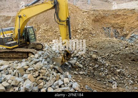 Schwere Lastwagen mit beweglicher Steinplatte auf einer Baustelle Schotterbagger mit Last Stockfoto