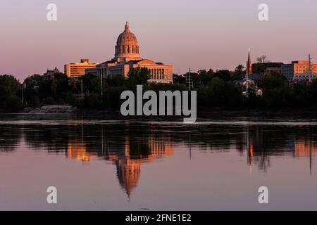 Das Missouri State Capitol in Jefferson City spiegelt sich im Missouri River bei Sonnenuntergang am 13. Mai 2021 wider. Stockfoto