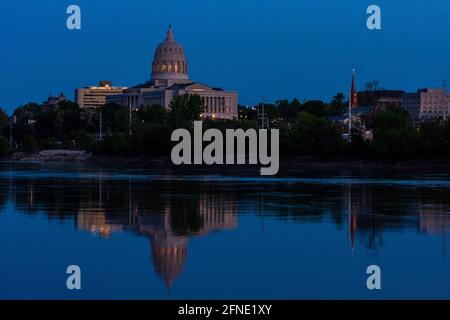 Das Missouri State Capitol in Jefferson City spiegelt sich im Missouri River bei Sonnenuntergang am 13. Mai 2021 wider. Stockfoto