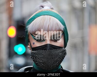 London, Großbritannien. 15/05/21 EINE Frau unterstützt bei einer pro-palästinensischen Kundgebung, die in den Farben der Flagge und passendem Augen-Make-up gekleidet ist. Stockfoto