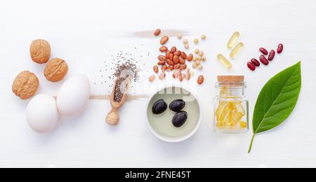 Ketogene Low Carbs Diät-Konzept. Zutaten für gesunde Lebensmittel Auswahl auf weißem Holzhintergrund. Stockfoto