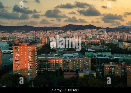 Barcelona, Spanien - Nov 17 2017 : viele Wohnhäuser und Eigentumswohnungen sehen in Barcelona, Spanien, überfüllt aus, der Blick auf die Stadt im Morgengrauen aus einem hohen Winkel Stockfoto