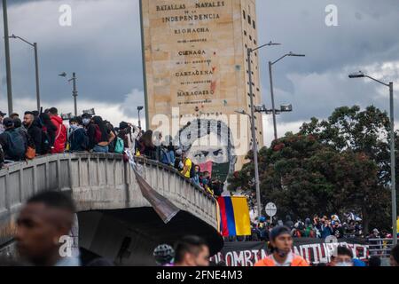 Bogota, Kolumbien. Mai 2021. Tausende Demonstranten versammelten sich am 18. Tag des Nationalstreiks in Kolumbien im Sektor Los Héroes der Stadt BogotÃ¡. Quelle: Daniel Garzon Herazo/ZUMA Wire/Alamy Live News Stockfoto