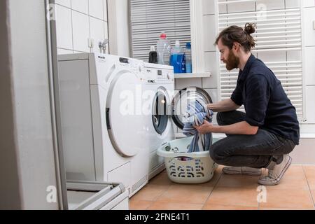 Hamburg, Deutschland. August 2019. Zum Thema Servicebericht von Katja Fischer vom 17. Mai 2021: Regenwasser kann auch im Haushalt genutzt werden, zum Beispiel zum Waschen von Kleidung oder zum Spülen von Toiletten. Quelle: Christin Klose/dpa-tmn/dpa/Alamy Live News Stockfoto