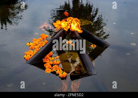 Ewige Flamme der Erinnerung im Kings Park in Perth, umgeben von orangefarbenen Ringelblumen Stockfoto