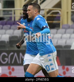 Florenz, Italien. Mai 2021. Napoli's Piotr Zielinski feiert im Rahmen eines Fußballmatches der Serie A zwischen Fiorentina und Napoli in Florenz, Italien, am 16. Mai 2021. Quelle: Str/Xinhua/Alamy Live News Stockfoto