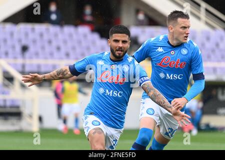 Florenz, Italien. Mai 2021. Lorenzo Insigne (L) von Napoli feiert sein Tor während eines Fußballmatches der Serie A zwischen Fiorentina und Napoli in Florenz, Italien, am 16. Mai 2021. Quelle: Str/Xinhua/Alamy Live News Stockfoto