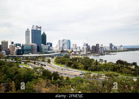 Perth City vom Kings Park, Westaustralien aus gesehen Stockfoto