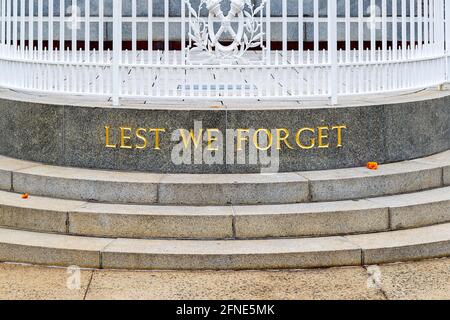 Das Schild „Lest We Forget“ auf dem staatlichen Kriegsdenkmal in Kings Park, Perth, steht Stockfoto