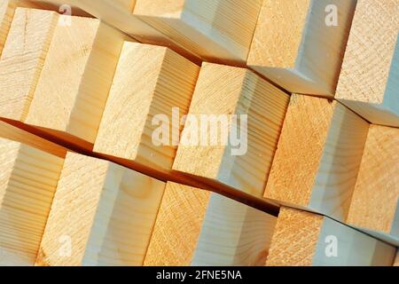 Dies sind die Enden der gehobelten Holzstäbe im Sägewerk oder in der Schreinerei. Sägen Trocknen und Vermarktung von Holz. Industrieller Hintergrund Stockfoto