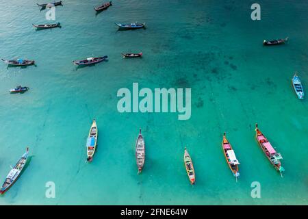 Luftdrohne Draufsicht auf Fischerboote an der Küste bei Ebbe. Draufsicht viele traditionelle thailändische Longtail-Fischerboote im tropischen See Stockfoto