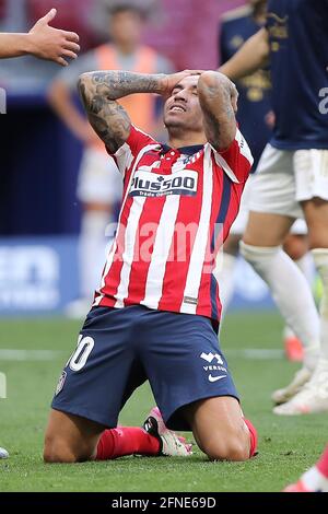 Madrid, Spanien. Mai 2021. Angel Correa von Atletico reagiert während eines Fußballspiels der spanischen Liga zwischen Atletico de Madrid und CA Osasuna in Madrid, Spanien, am 16. Mai 2021. Quelle: Edward F. Peters/Xinhua/Alamy Live News Stockfoto