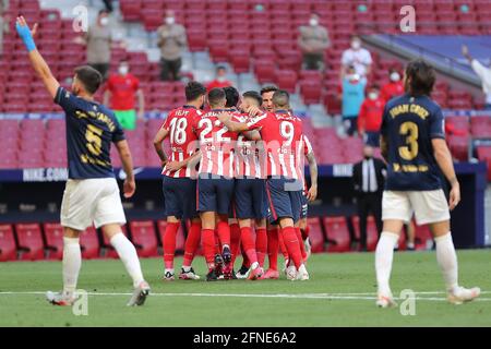 Madrid, Spanien. Mai 2021. Atleticos Spieler feiern das Tor am 16. Mai 2021 in einem Fußballspiel der spanischen Liga zwischen Atletico de Madrid und CA Osasuna in Madrid, Spanien. Quelle: Edward F. Peters/Xinhua/Alamy Live News Stockfoto