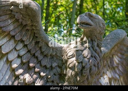 Eagle-Gartenskulptur im Swan House Herrenhaus auf dem Gelände des Atlanta History Museum in Buckhead, Atlanta, Georgia. (USA) Stockfoto