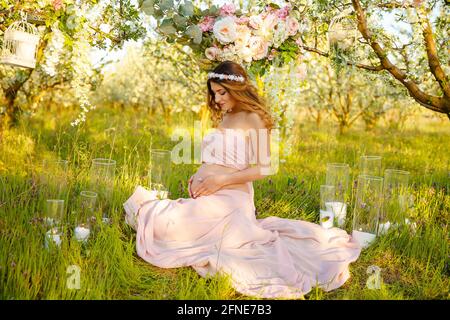 Hübsch schwanger Bauch draußen. Konzept des glücklichen Schwangerschaftslebens. Stockfoto