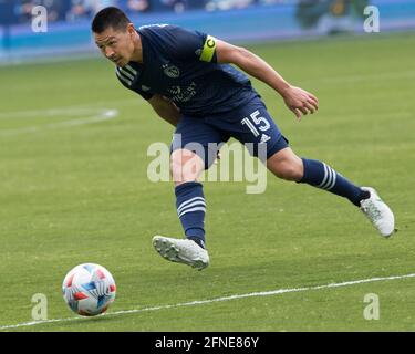 Kansas City, Kansas, USA. Mai 2021. Der sportliche KC-Mittelfeldspieler Roger Espinoza #15 gewinnt die Offensive in der zweiten Hälfte des Spiels. Kredit: Serena S.Y. Hsu/ZUMA Wire/Alamy Live News Stockfoto