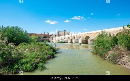 Puente Romano, römische Brücke über Rio Guadalquivir, hinter Mezquita, Catedral de Cordoba, Cordoba, Andalusien, Spanien Stockfoto