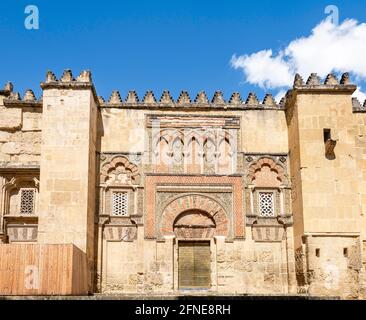 Fassade der Mezquita de Cordoba, Eingangstür mit maurischen Ornamenten, Mezquita-Catedral de Cordoba oder Kathedrale der Empfängnis unserer Lieben Frau Stockfoto