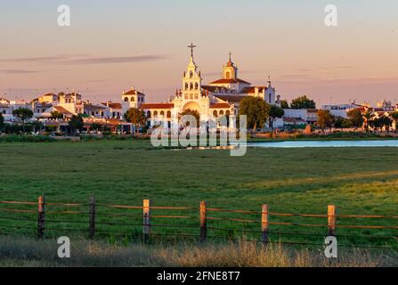 Dorf El Rocio mit Einsiedelei von El Rocio, Einsiedelei Ermita del Rocio im Abendlicht, El Rocio, Almonte, Provinz Huelva, Andalusien, Spanien Stockfoto