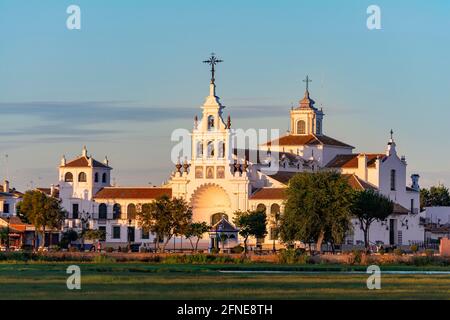 Einsiedelei von El Rocio, Einsiedelei Ermita del Rocio im Abendlicht, El Rocio, Almonte, Provinz Huelva, Andalusien, Spanien Stockfoto