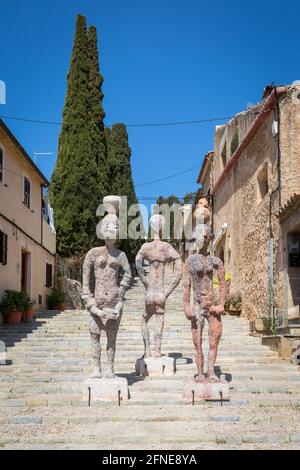 Skulpturen auf der Treppe Carrer del Calvari, Calvary, Pollenca, Mallorca, Spanien Stockfoto