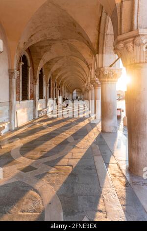 Die Sonne scheint im Portikus am Dogenpalast, am Markusplatz, in Venedig, Venetien, Italien Stockfoto