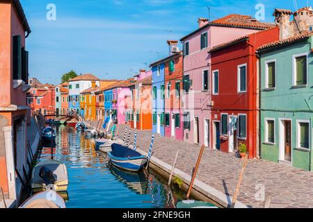 Kanal mit Booten, bunten Häusern, bunter Fassade, Burano Insel, Venedig, Venetien, Italien Stockfoto