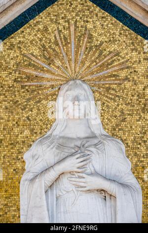 Maria mit Heiligenschein, Mosaik mit Relief, Friedhofsinsel San Michele, Venedig, Italien Stockfoto