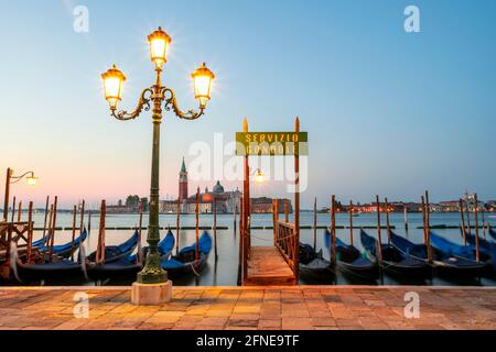 Bootsanlegestelle, Servicio Gondole, Anlegestelle mit venezianischen Gondeln, in der hinteren Kirche San Giorgio Maggiore, Langzeitbelichtung, Morgendämmerung, Venedig, Venetien Stockfoto