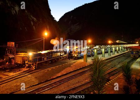 Bahnhof Aguas Calientes in der Abenddämmerung, Machu Picchu, Provinz Urubamba, Peru Stockfoto