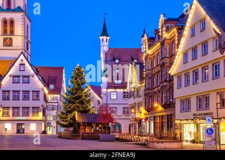 Historische Gebäude, Marktplatz, Pfarrkirche St. Martin, Rathaus, Weihnachtsbaum, Blaue Stunde, Biberach an der Riss, Baden-Württemberg, Deutschland Stockfoto