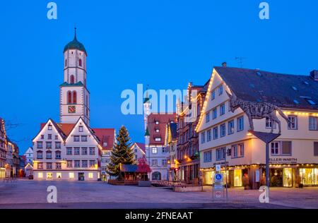 Historische Gebäude, Marktplatz, Pfarrkirche St. Martin, Rathaus, Eselssschatten, Weihnachtsbaum, blaue Stunde, Biberach an der Riss Stockfoto