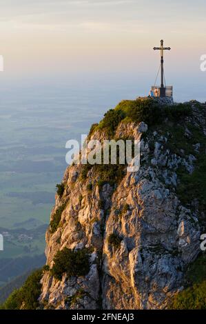 Blick von Hochfelln, Gipfelkreuz, Juli, Chiemgau, Bergen, Bayern, Deutschland Stockfoto