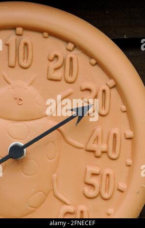 Nahaufnahme eines Gartenthermometers mit einer Temperatur von 30 grad celsius, Norfolk, England, Großbritannien Stockfoto