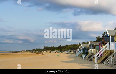 Blick auf den Sandstrand und erhöhte Strandhütten, Holkham Bay, Wells-next-the-Sea, Norfolk, England, Vereinigtes Königreich Stockfoto