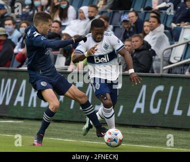 Kansas City, Kansas, USA. Mai 2021. Der sportliche KC-Mittelfeldspieler Ilie Sanchez #6 (l) trifft in der ersten Spielhälfte ein Nebenspiel zur Verteidigung gegen den Vancouver Whitecaps-Mittelfeldspieler Cristian Dajome #11 (r). Kredit: Serena S.Y. Hsu/ZUMA Wire/Alamy Live News Stockfoto