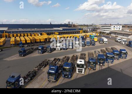 Parkplatz mit Sattelschlepper und Sattelauflieger, Logistikzentrum Niederrhein, Dachser Group SE &amp; Co. Kg, Neuss, Nordrhein-Westfalen Stockfoto