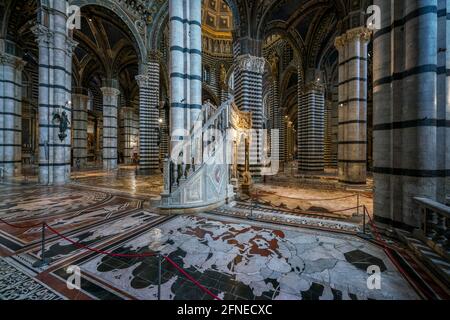 Blick vom Chor ins Kirchenschiff, Kathedrale von Siena, Duomo Santa Maria Assunta, Siena, Toskana, Italien Stockfoto