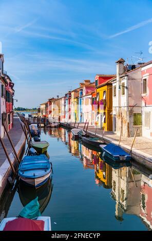 Kanal mit Booten, bunten Häusern, bunten Fassaden, Burano Island, Venedig, Venetien, Italien Stockfoto