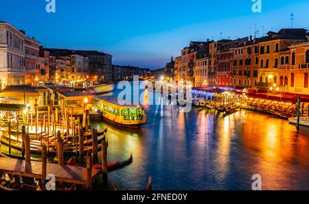 Abendliche Atmosphäre, Gondeln auf dem Canal Grande an der Rialtobrücke, Venedig, Region Venetien, Italien Stockfoto