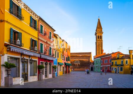 Blick auf bunte Häuser, bunte Hausfassaden, Kirchturm der Chiesa Parrocchiale di San Martino Vescovo, Burano Island, Venedig, Venetien, Italien Stockfoto