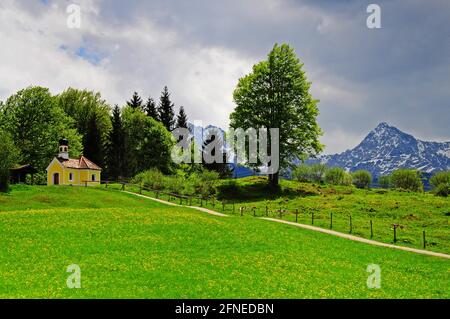 Kapelle Maria Rast, Buckelwiesen, bei KrÂ³n, im Werdenfelser Land, im Hintergrund das Karwendelgebirge, Bayern, Oberbayern, Deutschland Stockfoto