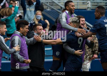 Kansas City, Kansas, USA. Mai 2021. Sportliche KC-Teamkollegen feiern das Tor von Alan Pulido #9, das erste Tor des Spiels in der ersten Halbzeit. Kredit: Serena S.Y. Hsu/ZUMA Wire/Alamy Live News Stockfoto