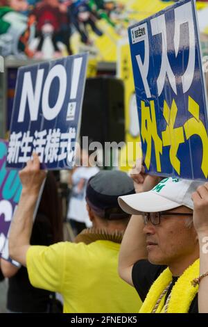 Tokio, Japan. Mai 2021. Demonstranten halten Plakate während einer Demonstration gegen COVID-19-Maßnahmen auf dem Hachiko-Platz.EINE kleine Anzahl von Menschen in Japan sind gegen Coronavirus-Sicherheitsmaßnahmen und Impfungen und glauben, dass die Pandemie eine Lüge ist, auch wenn die Infektionsraten steigen. Quelle: Damon Coulter/SOPA Images/ZUMA Wire/Alamy Live News Stockfoto