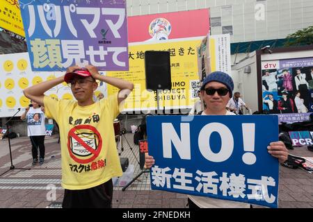 Tokio, Japan. Mai 2021. Demonstranten halten Plakate während einer Demonstration gegen COVID-19-Maßnahmen auf dem Hachiko-Platz.EINE kleine Anzahl von Menschen in Japan sind gegen Coronavirus-Sicherheitsmaßnahmen und Impfungen und glauben, dass die Pandemie eine Lüge ist, auch wenn die Infektionsraten steigen. Quelle: Damon Coulter/SOPA Images/ZUMA Wire/Alamy Live News Stockfoto