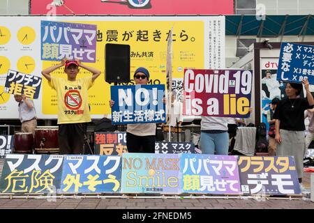 Tokio, Japan. Mai 2021. Demonstranten halten Plakate während einer Demonstration gegen COVID-19-Maßnahmen auf dem Hachiko-Platz.EINE kleine Anzahl von Menschen in Japan sind gegen Coronavirus-Sicherheitsmaßnahmen und Impfungen und glauben, dass die Pandemie eine Lüge ist, auch wenn die Infektionsraten steigen. Quelle: Damon Coulter/SOPA Images/ZUMA Wire/Alamy Live News Stockfoto