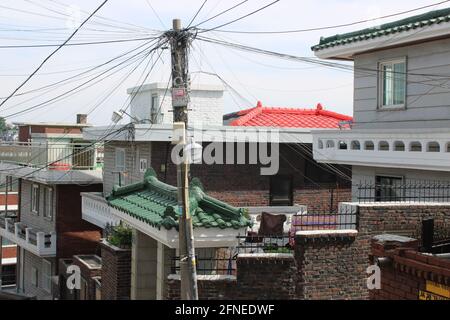 Farbenfrohe Dächer auf traditionellen Villengebäuden in Seoul, Korea Stockfoto
