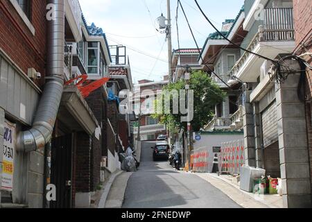 Wohngasse mit Gebäuden im traditionellen Stil, in Seoul, Korea Stockfoto